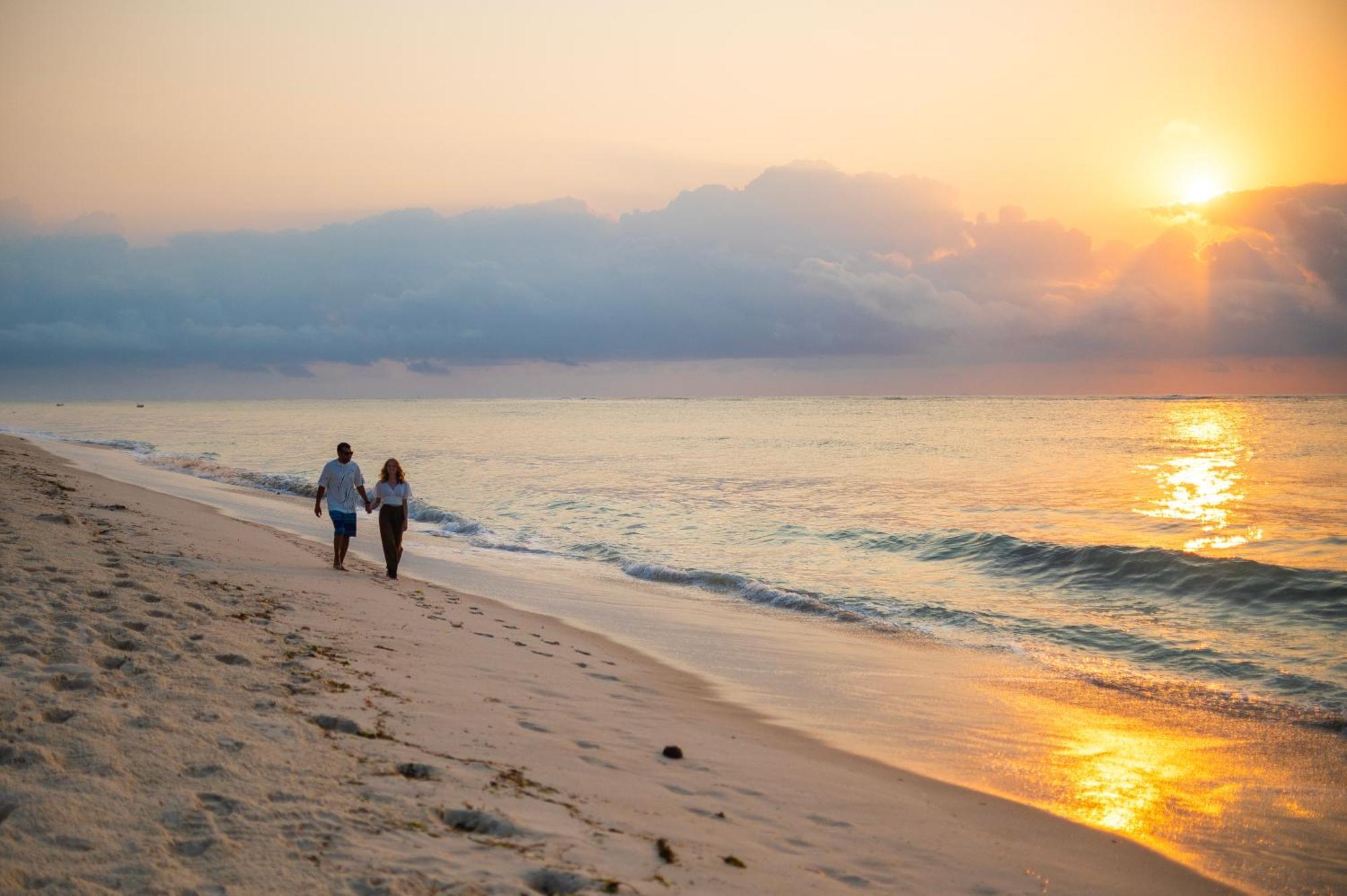 Diamonds Leisure Beach & Golf Resort Диани Бийч Екстериор снимка Sunset at the beach