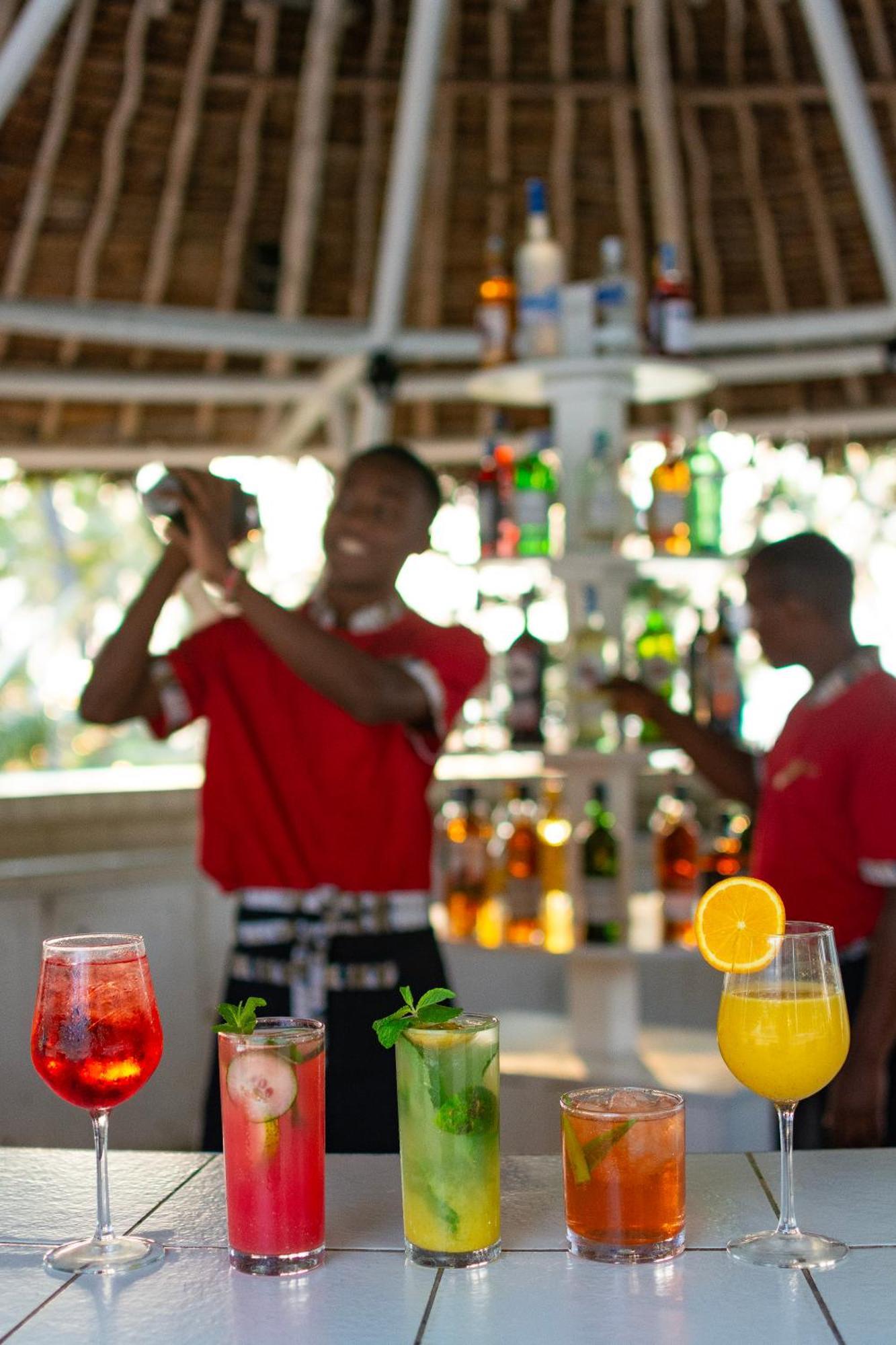 Diamonds Leisure Beach & Golf Resort Диани Бийч Екстериор снимка Bartenders at work