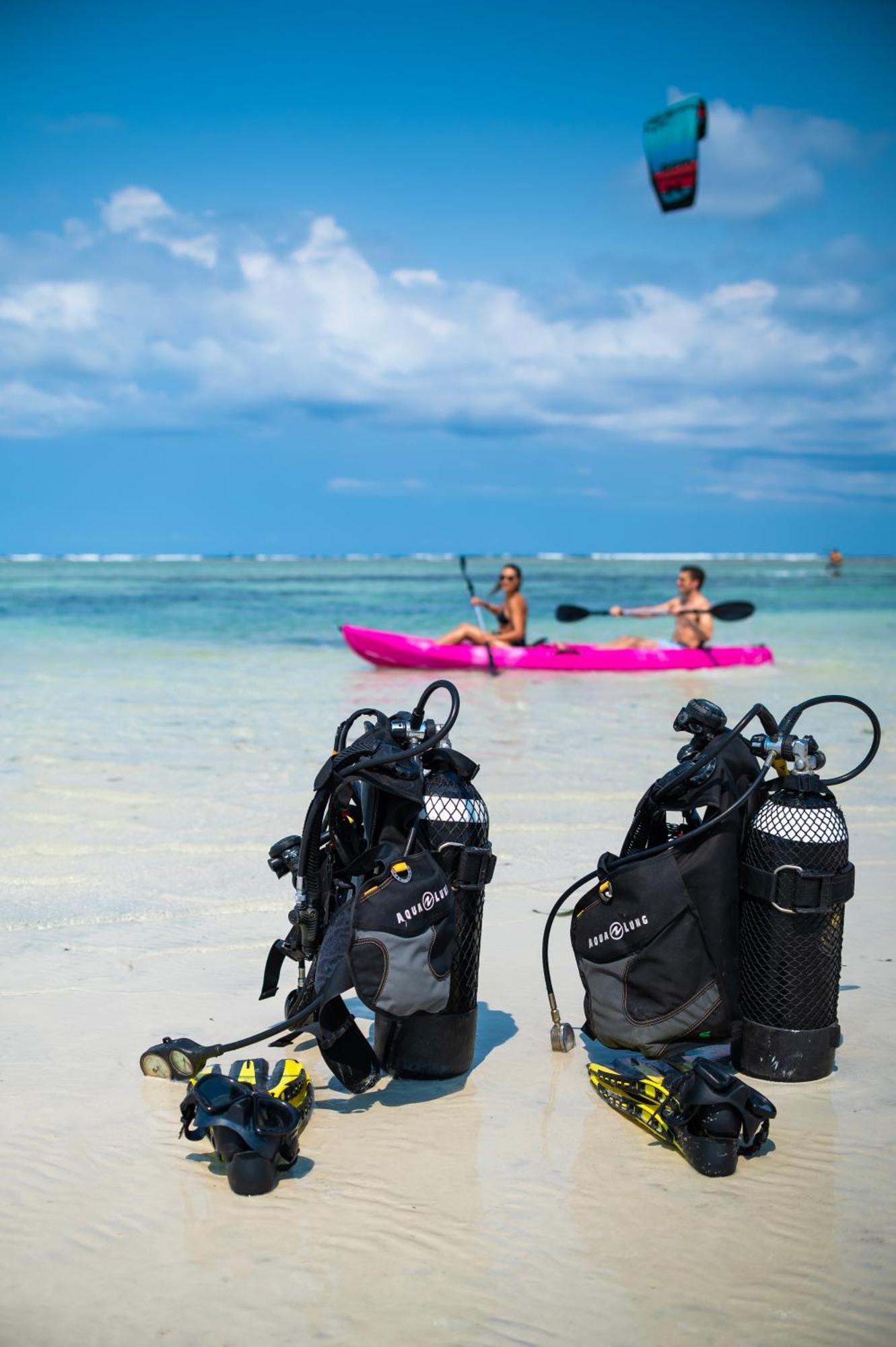 Diamonds Leisure Beach & Golf Resort Диани Бийч Екстериор снимка Scuba diving equipment