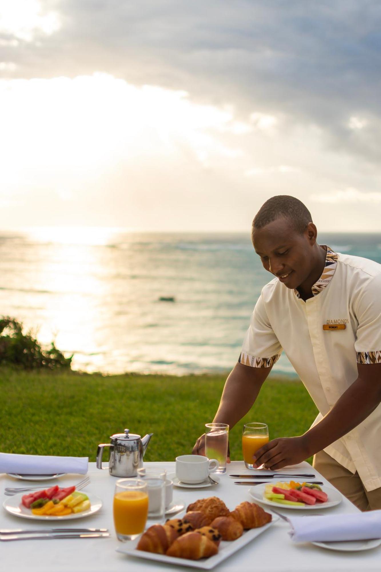 Diamonds Leisure Beach & Golf Resort Диани Бийч Екстериор снимка A butler at work