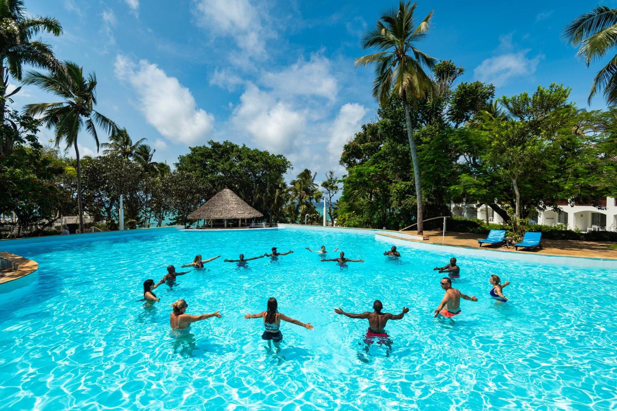 Diamonds Leisure Beach & Golf Resort Диани Бийч Екстериор снимка The pool at the Nyali Beach Resort