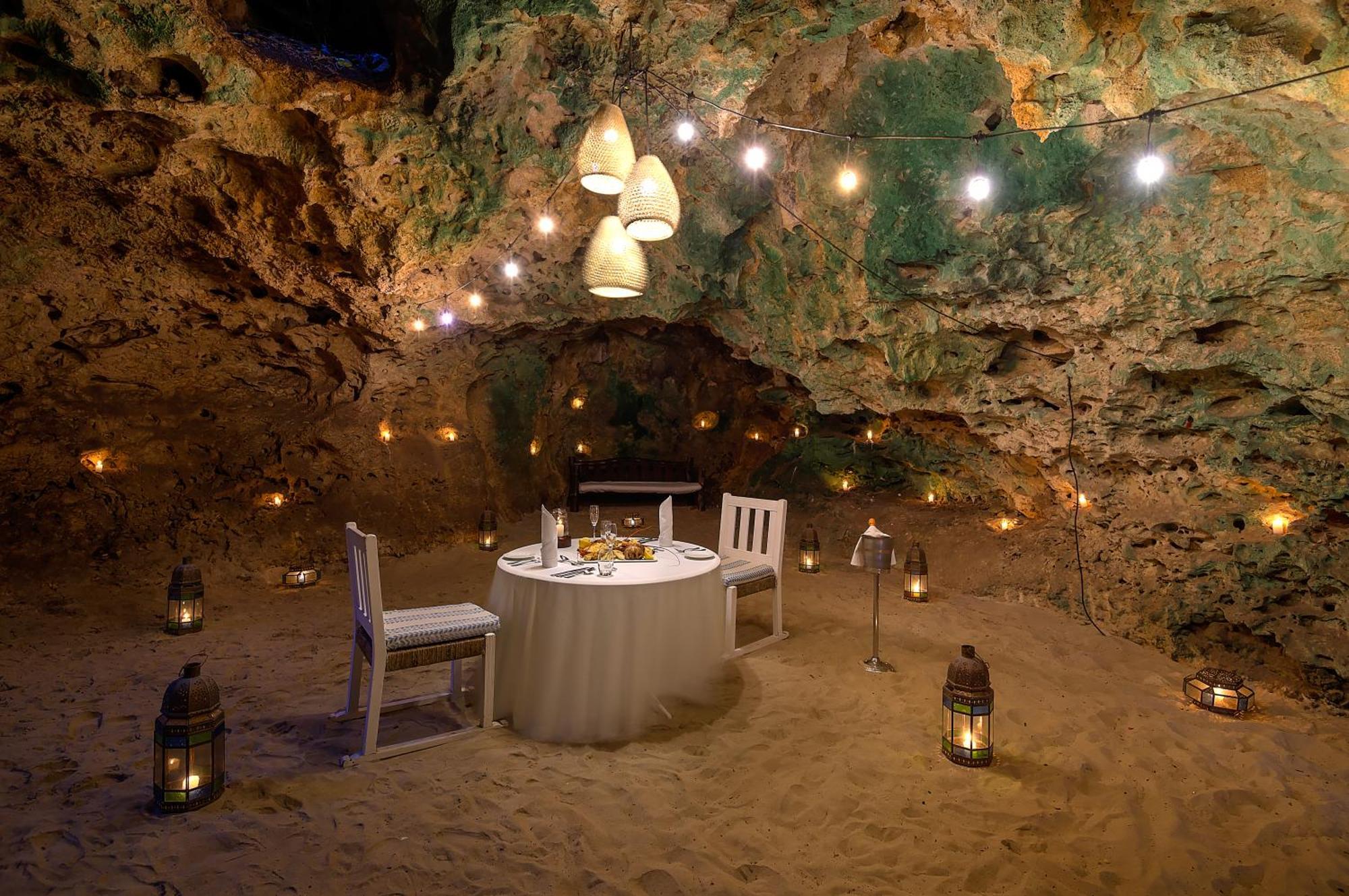 Diamonds Leisure Beach & Golf Resort Диани Бийч Екстериор снимка The Cave Restaurant