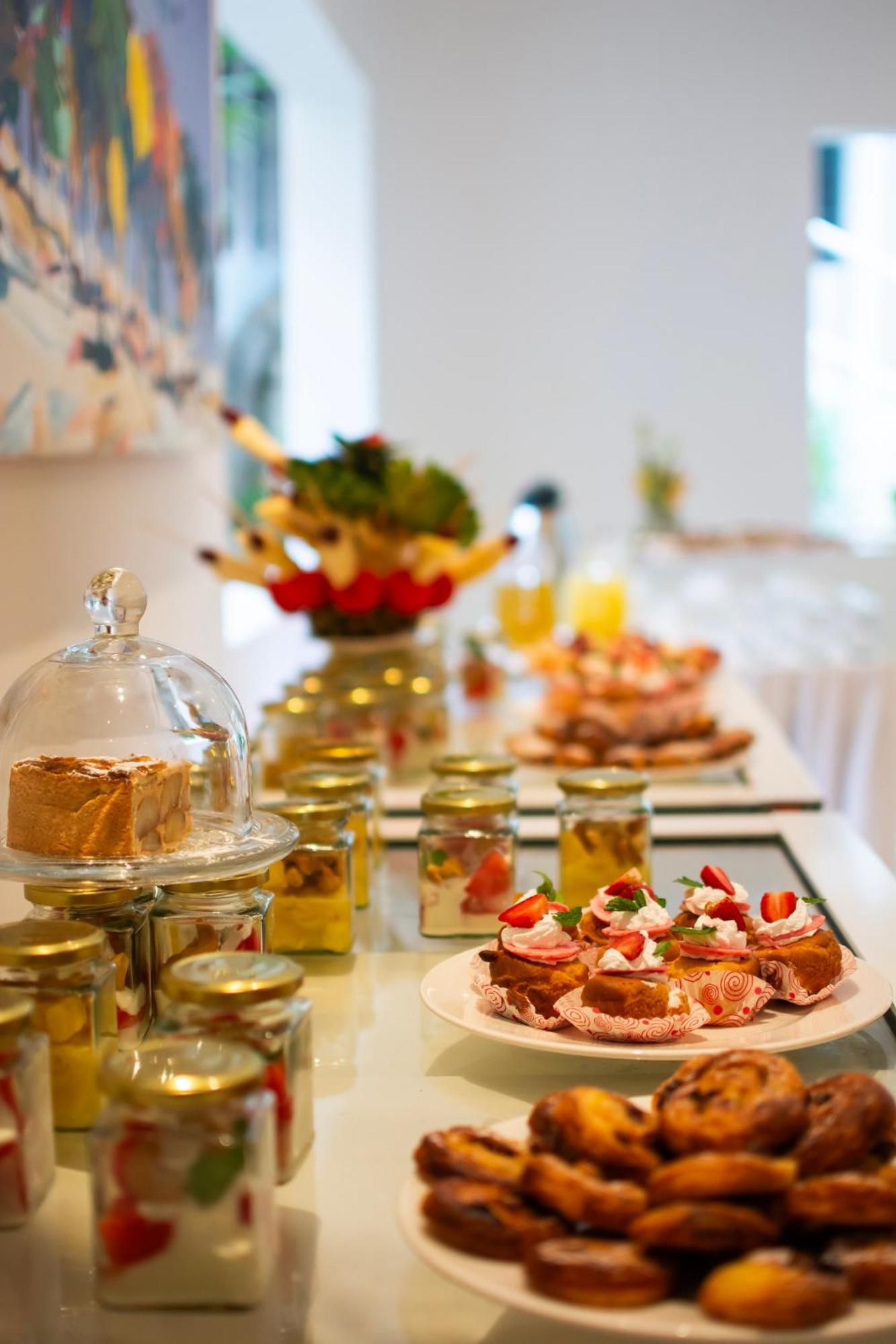Diamonds Leisure Beach & Golf Resort Диани Бийч Екстериор снимка A buffet at a hotel