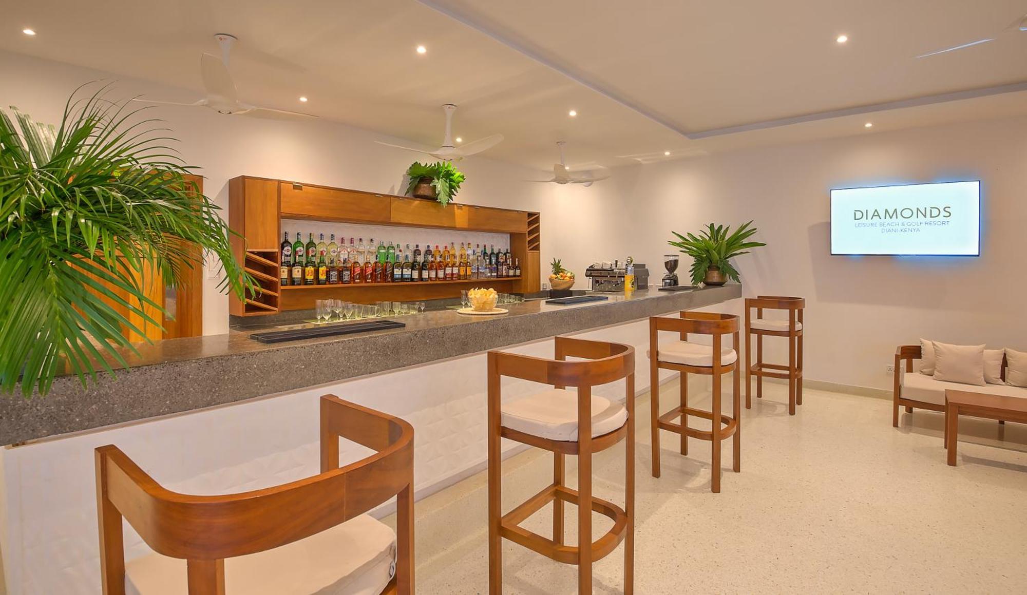 Diamonds Leisure Beach & Golf Resort Диани Бийч Екстериор снимка Diamond Lounge at Male International Airport